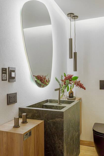 Bacha en Neolith amazónico. Muebles en melamina resistente a la humedad de la línea Blend de Faplac. Grifería 'Lollipop Diamond' (Novum). Lámpara colgante 'Croll' (IDEA Iluminación). Parades con revestimiento Micáceo blanco (Colorín).