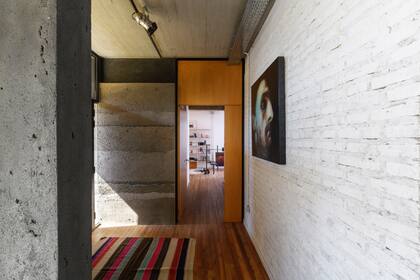“La continua búsqueda que persigue el estudio en lograr una arquitectura textural se ve reflejada en esta vivienda con notoriedad”, dice Benito. Como muestra vale este pasillo de circulación.